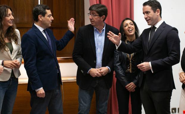 Moreno y Marín (en el centro) conversan tras cerrar el acuerdo para que Ciudadanos presida el Parlamento andaluz.