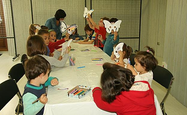 Un grupo de niños realiza manualidades. 