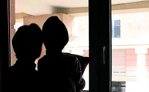 Madre e hijo miran por la ventana de su casa en la capital vallisoletana. 