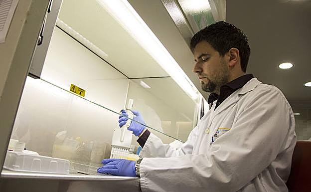 El doctor Ivan Sanz, en el laboratorio del Servicio de Microbiología del Clínico. :: 