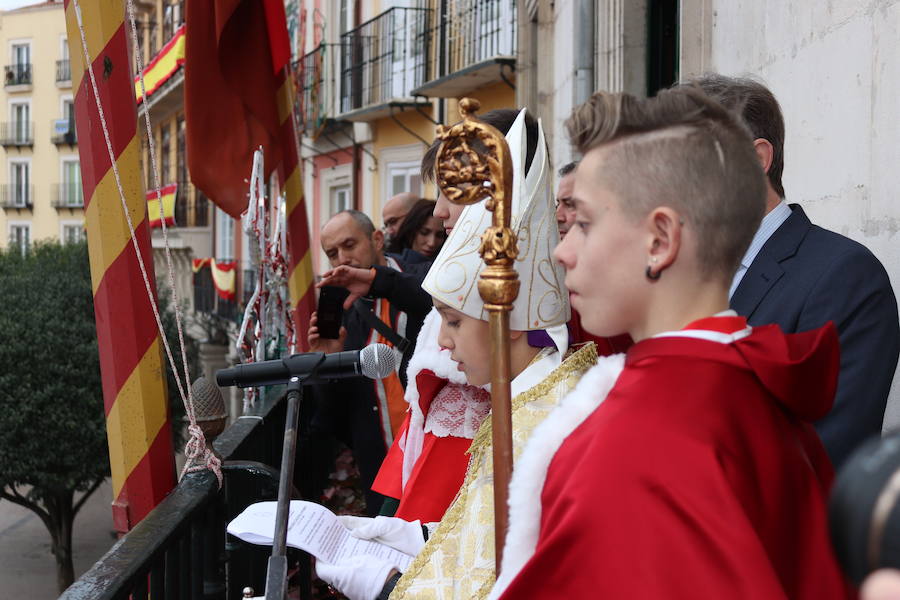 La Escolanía Pueri Cantores de la Catedral de Burgos ha celebrado la fiesta del Obispillo con diversos actos, entre los que han destacado el desfile y el saludo desde del balcón del Ayuntamiento.