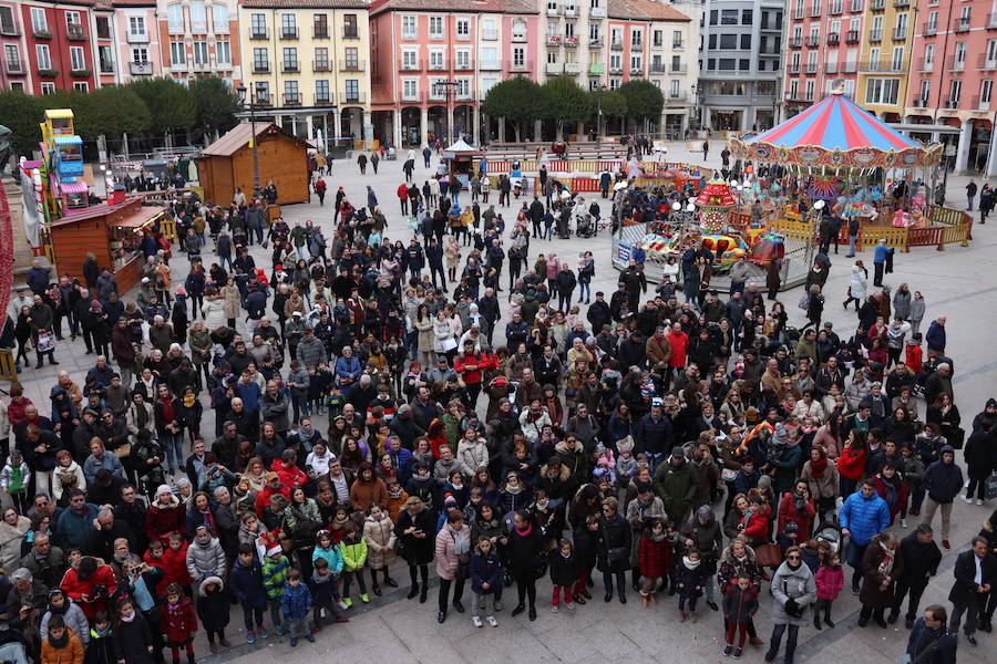 La Escolanía Pueri Cantores de la Catedral de Burgos ha celebrado la fiesta del Obispillo con diversos actos, entre los que han destacado el desfile y el saludo desde del balcón del Ayuntamiento.