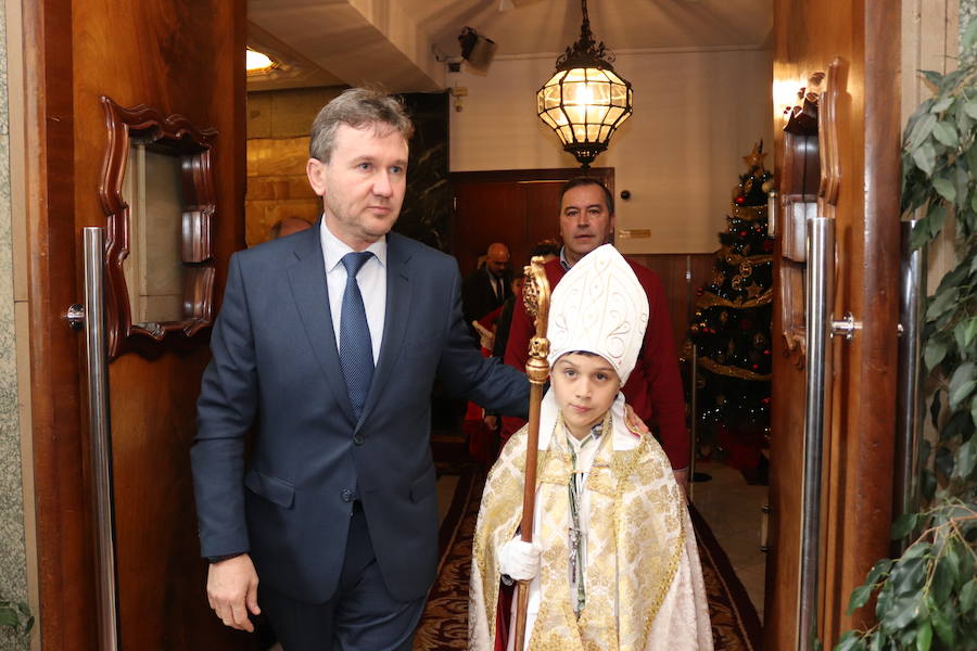 La Escolanía Pueri Cantores de la Catedral de Burgos ha celebrado la fiesta del Obispillo con diversos actos, entre los que han destacado el desfile y el saludo desde del balcón del Ayuntamiento.