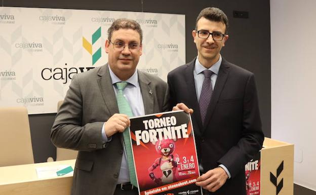 El director gerente de Fundación Caja Rural, Germán Martínez (izquierda), y el responsable de la organización del torneo, Rubén Martínez, muestran el cartel promocional durante la presentación de los campeonatos.