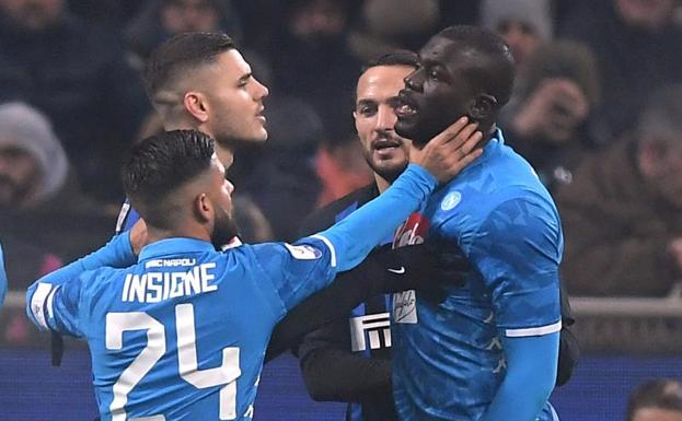 Compañeros de Koulibaly tratan de calmar al senegalés, que escuchó cánticos racistas durante el Inter-Nápoles. 