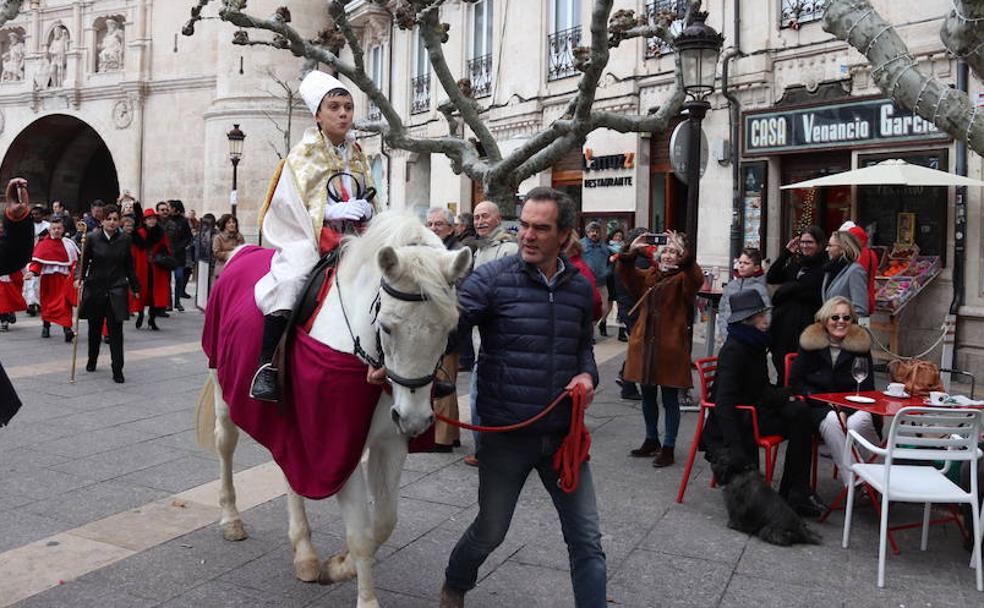 El obispilllo desfila a caballo por el paseo del Espolón.