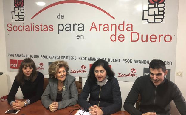 La concejala del PSOE Ana Lozano (segunda por la derecha) acompañada por miembros del partido. 