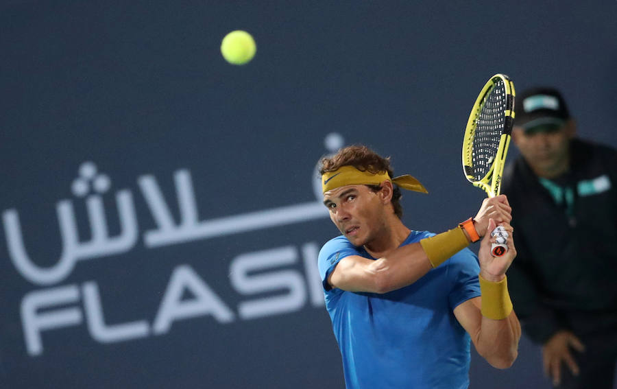 El balear volvió a jugar un partido más de tres meses después de lesionarse el tendón rotuliano de la rodilla, aunque no pudo superar a Kevin Anderson en las semifinales del torneo de exhibición de Abu Dabi. 