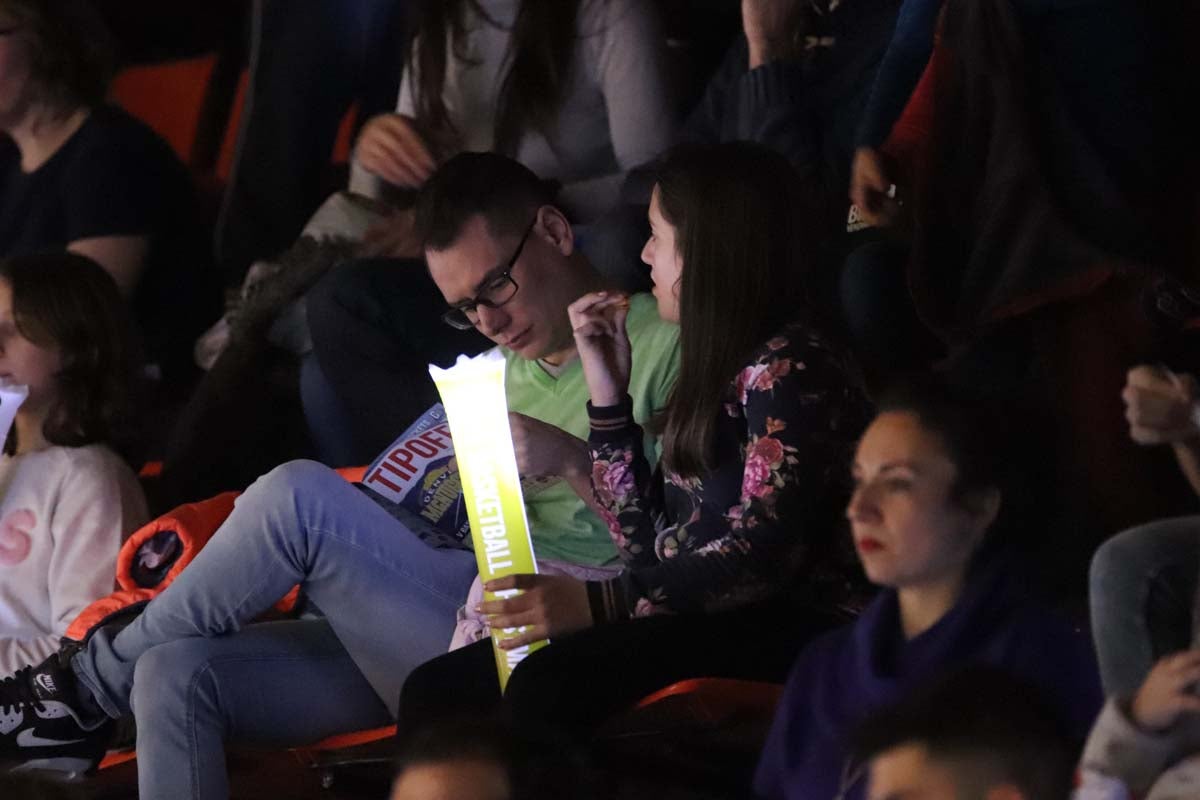 Cientos de burgaleses se acercan al pabellón de El Plantío para disfrutar del Basketball Christmas Edition, que una vez más recoge juguetes en favor de varias asociaciones.