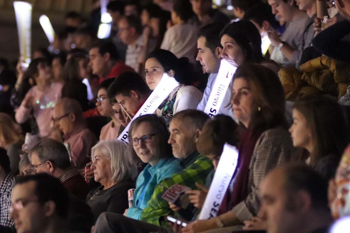 Cientos de burgaleses se acercan al pabellón de El Plantío para disfrutar del Basketball Christmas Edition, que una vez más recoge juguetes en favor de varias asociaciones.