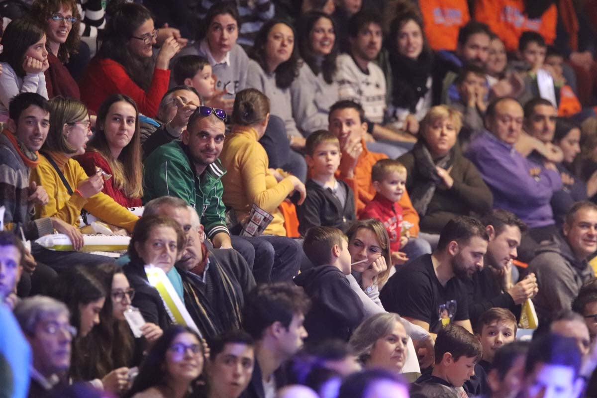 Cientos de burgaleses se acercan al pabellón de El Plantío para disfrutar del Basketball Christmas Edition, que una vez más recoge juguetes en favor de varias asociaciones.