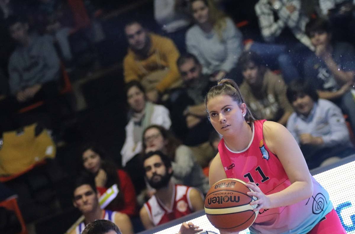 Cientos de burgaleses se acercan al pabellón de El Plantío para disfrutar del Basketball Christmas Edition, que una vez más recoge juguetes en favor de varias asociaciones.