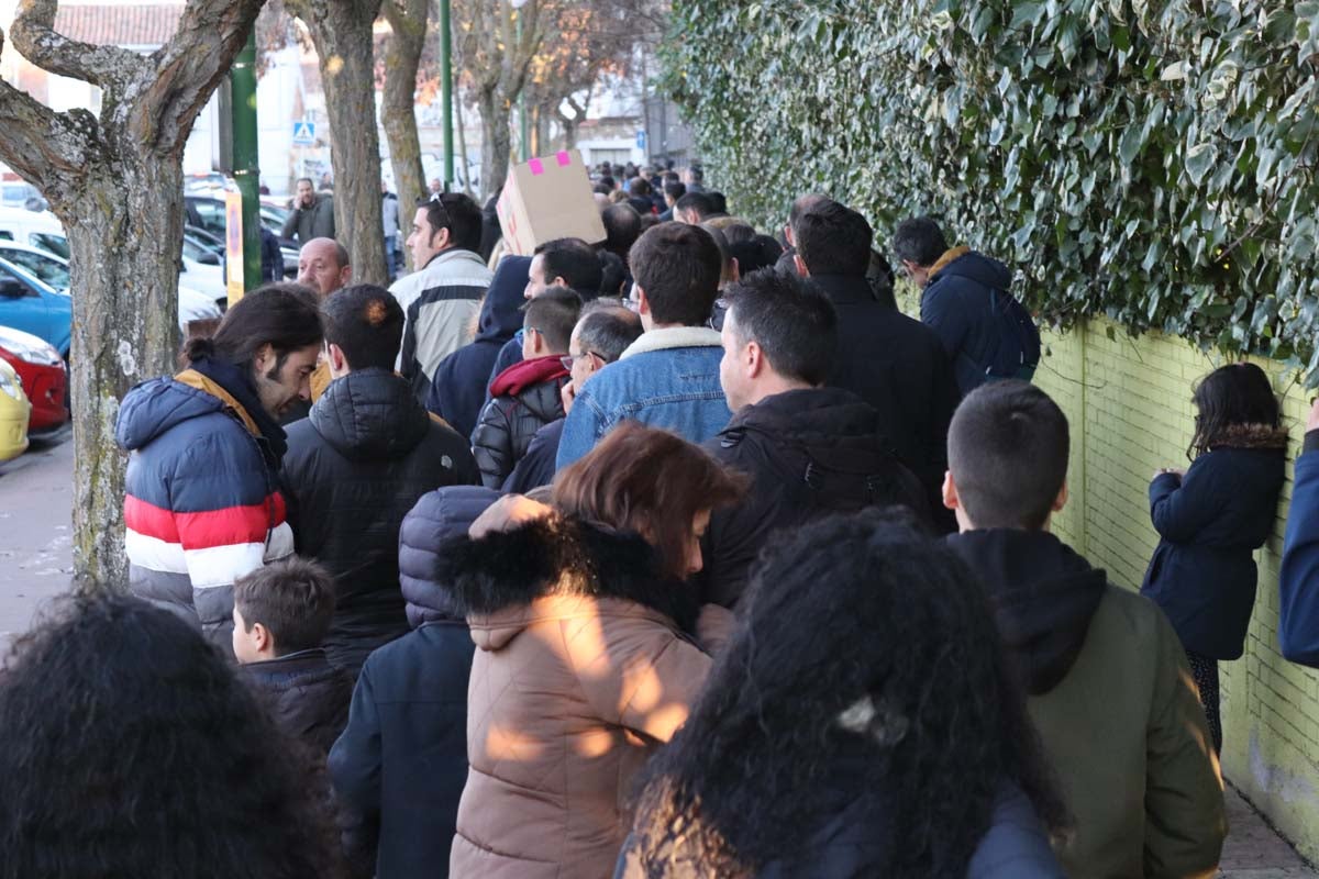 Cientos de burgaleses se acercan al pabellón de El Plantío para disfrutar del Basketball Christmas Edition, que una vez más recoge juguetes en favor de varias asociaciones.