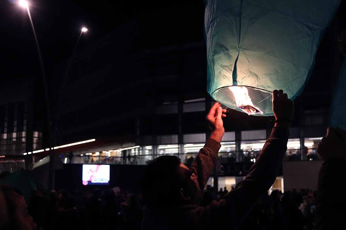 El Proyecto Rubare ha vendido miles de farolillos de papel que han sido lanzados al cielo para recaudar fondos para dos escuelas y una cooperativa de mujeres de la República Democrática del Congo.