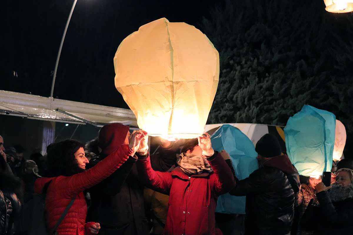 El Proyecto Rubare ha vendido miles de farolillos de papel que han sido lanzados al cielo para recaudar fondos para dos escuelas y una cooperativa de mujeres de la República Democrática del Congo.