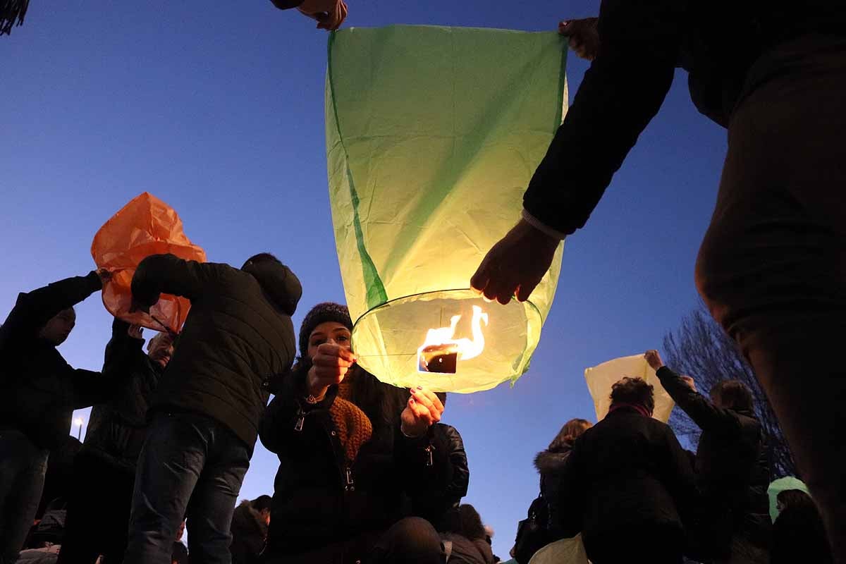 El Proyecto Rubare ha vendido miles de farolillos de papel que han sido lanzados al cielo para recaudar fondos para dos escuelas y una cooperativa de mujeres de la República Democrática del Congo.