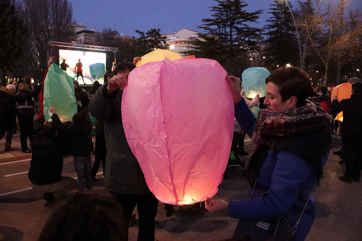 El Proyecto Rubare ha vendido miles de farolillos de papel que han sido lanzados al cielo para recaudar fondos para dos escuelas y una cooperativa de mujeres de la República Democrática del Congo.