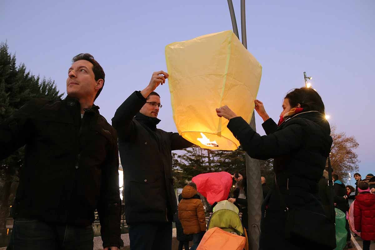 El Proyecto Rubare ha vendido miles de farolillos de papel que han sido lanzados al cielo para recaudar fondos para dos escuelas y una cooperativa de mujeres de la República Democrática del Congo.