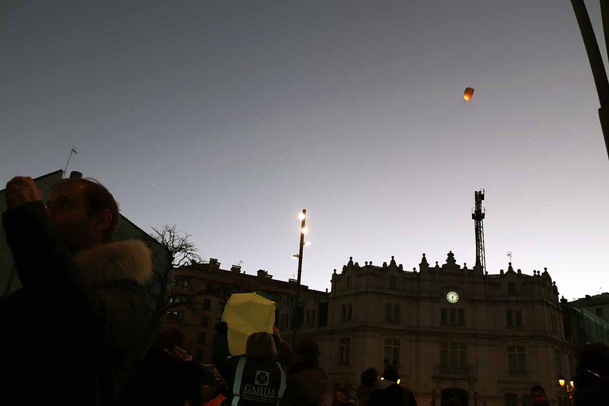 El Proyecto Rubare ha vendido miles de farolillos de papel que han sido lanzados al cielo para recaudar fondos para dos escuelas y una cooperativa de mujeres de la República Democrática del Congo.