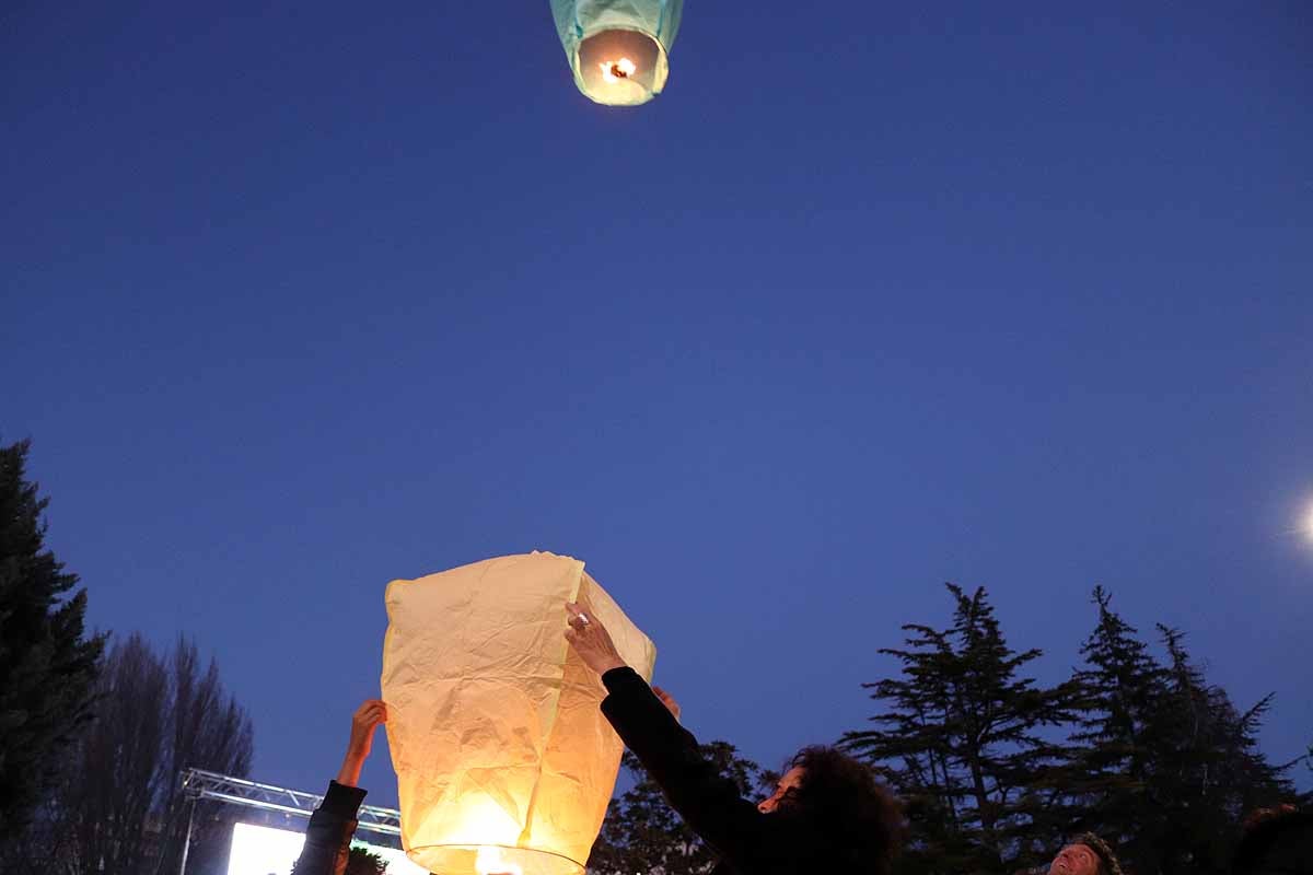 El Proyecto Rubare ha vendido miles de farolillos de papel que han sido lanzados al cielo para recaudar fondos para dos escuelas y una cooperativa de mujeres de la República Democrática del Congo.