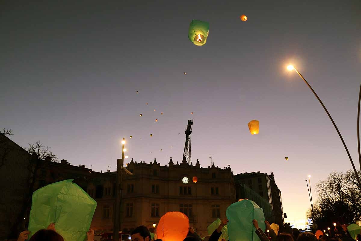 El Proyecto Rubare ha vendido miles de farolillos de papel que han sido lanzados al cielo para recaudar fondos para dos escuelas y una cooperativa de mujeres de la República Democrática del Congo.