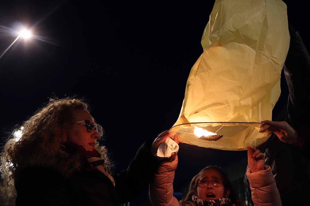 El Proyecto Rubare ha vendido miles de farolillos de papel que han sido lanzados al cielo para recaudar fondos para dos escuelas y una cooperativa de mujeres de la República Democrática del Congo.