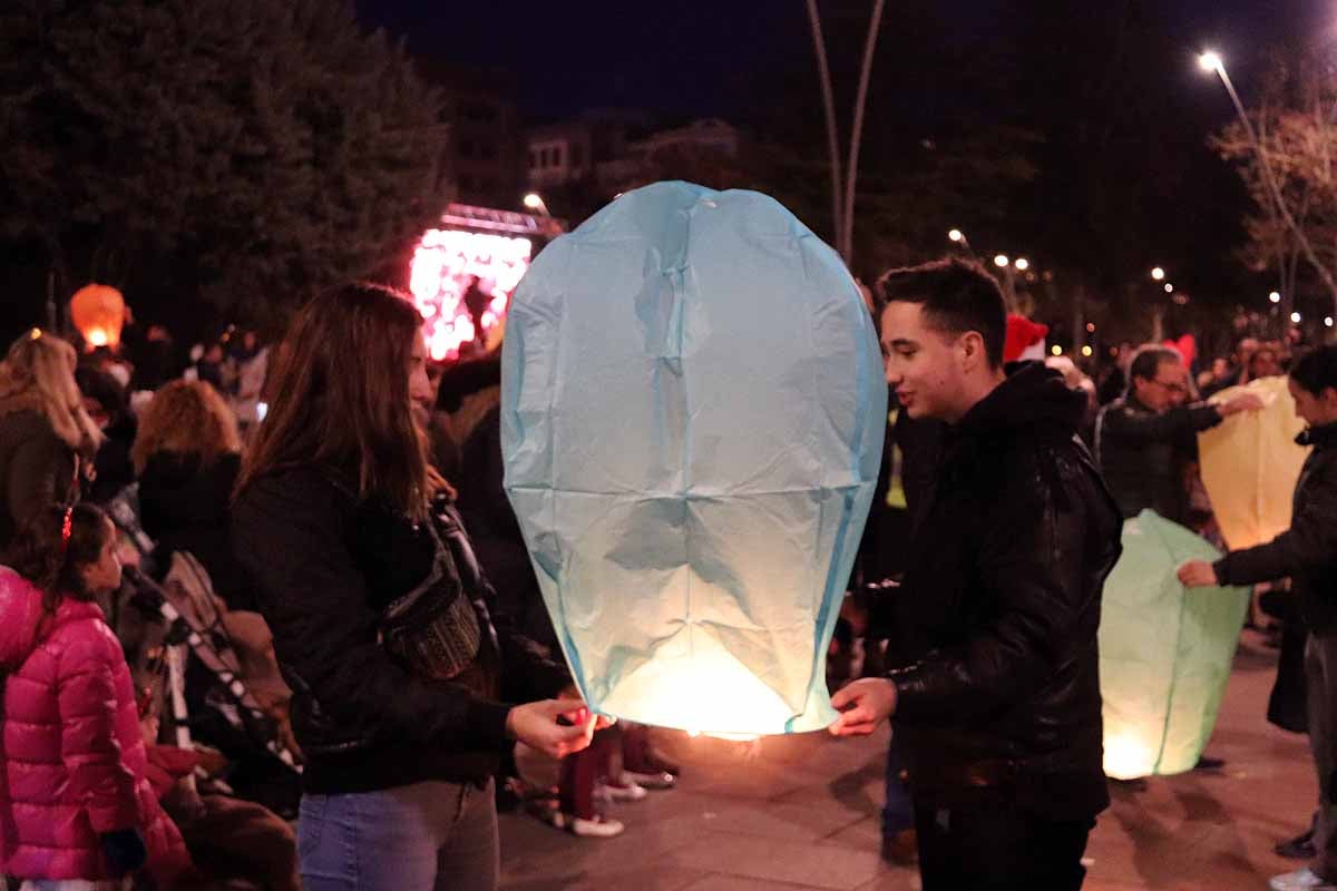 El Proyecto Rubare ha vendido miles de farolillos de papel que han sido lanzados al cielo para recaudar fondos para dos escuelas y una cooperativa de mujeres de la República Democrática del Congo.