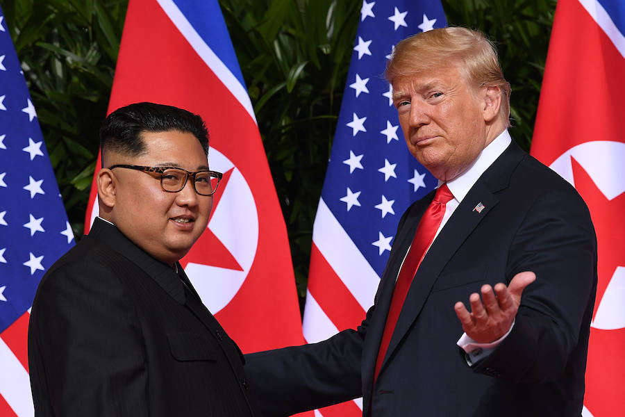 Kim Yong-un (i) y Donald Trump se reunieron por primera vez después de la tensión creciente entre Corea del Norte y Estados Unidos. 