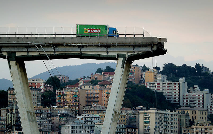 Un camión permanece detenido tras derrumbarse gran parte de un puente en Génova.