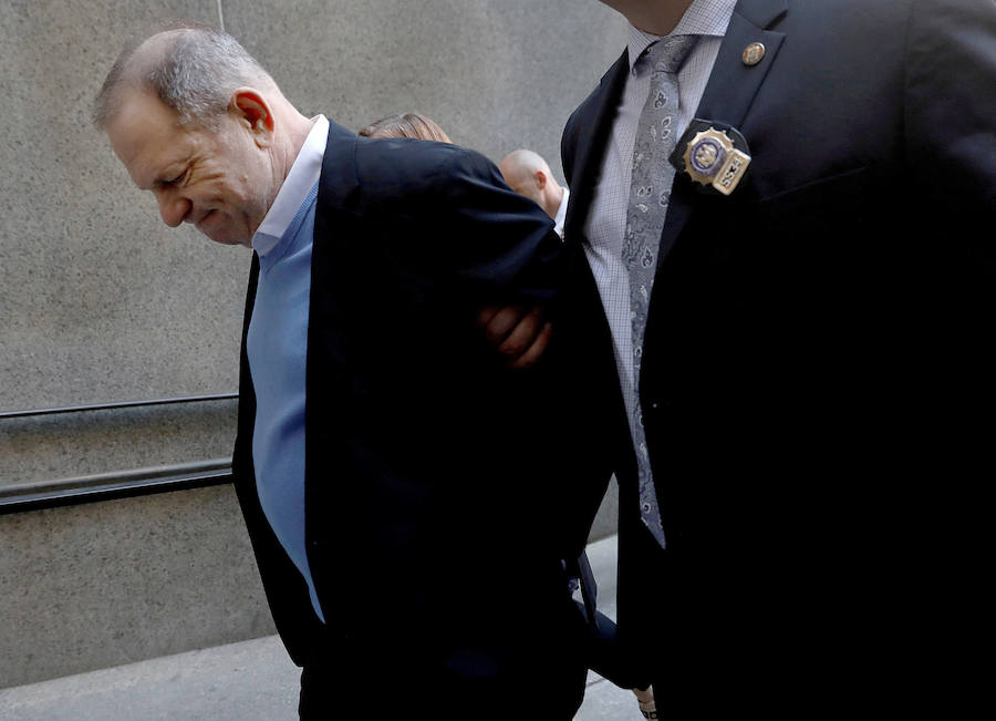 El productor Harvey Weinstein abandona el juzgado tras una de las primeras vistas por los acusos de abusos sexuales. 