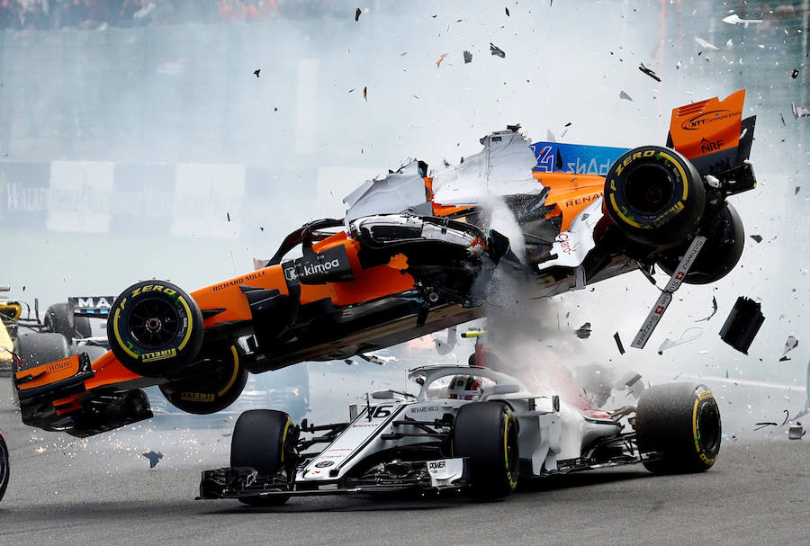 El McLaren de Fernando Alonso y el Sauber de Charles Leclerc chocan durante el Gran Premio de Bélgica. 