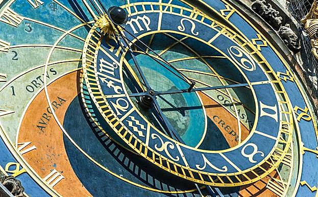 Consulte su horóscopo diario. 