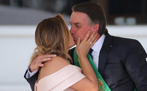 Bolsonaro y su mujer se besan durante la ceremonia. 