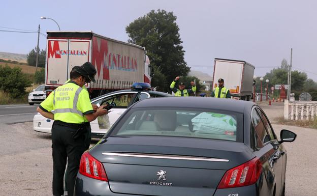 Imagen de la Guardia Civil en un operativo de tráfico