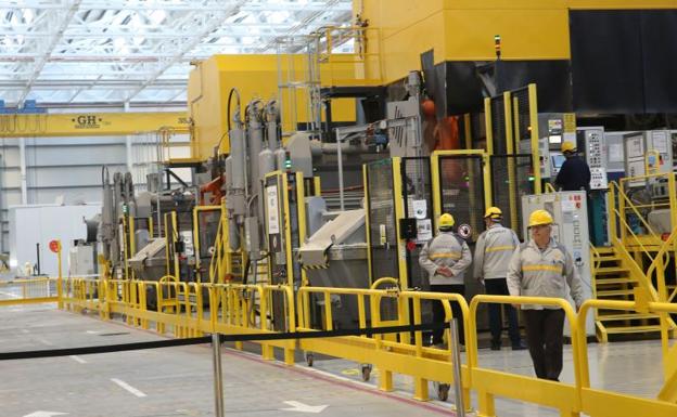 Líneas de producción de cárteres de aluminio de la nueva fundición de aluminio inyectado de Renault en Valladolid. 