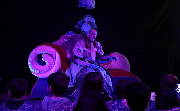 Una de las Emisarias Reales esperando a escuchar las peticiones de los más pequeños