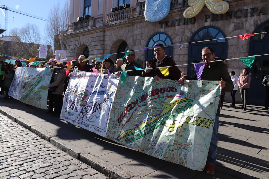 Fotos: La asociación Bureba es Futuro se ha manifestado en Burgos para exigir un cambio en el trazado del AVE al País Vasco