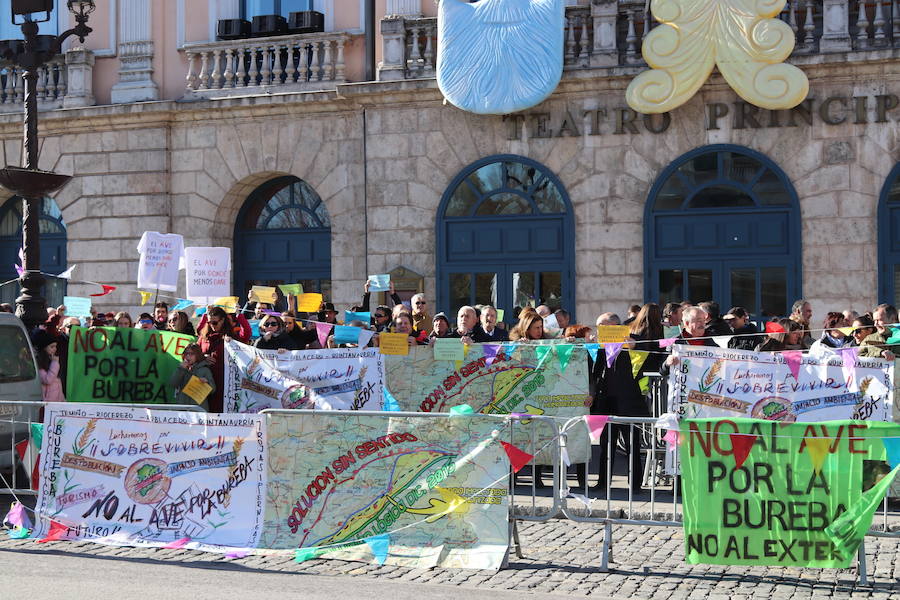 Fotos: La asociación Bureba es Futuro se ha manifestado en Burgos para exigir un cambio en el trazado del AVE al País Vasco