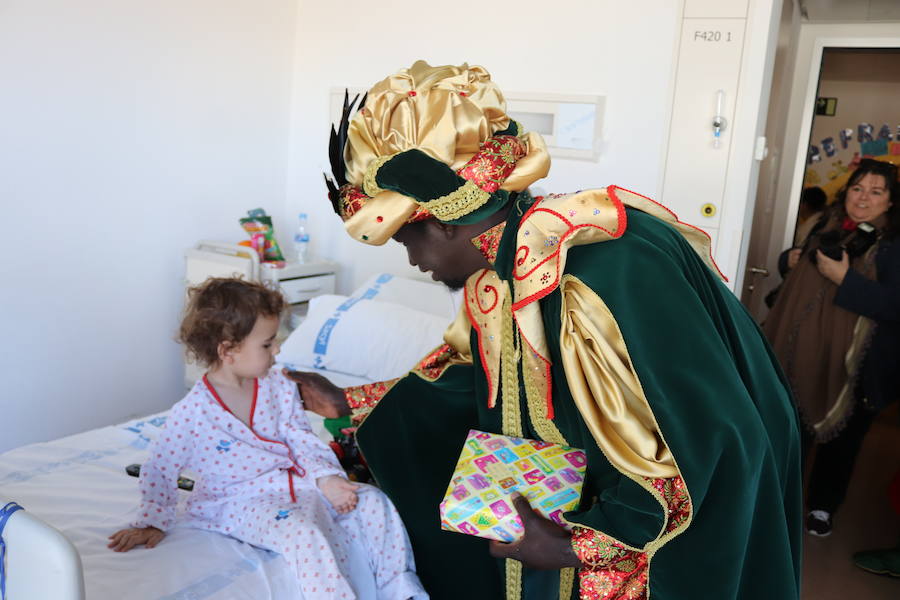 Fotos: La visita de los Reyes Magos al HUBU, en imágenes