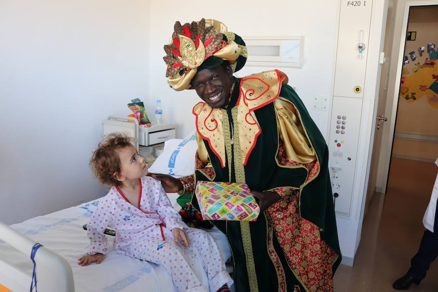 Fotos: La visita de los Reyes Magos al HUBU, en imágenes