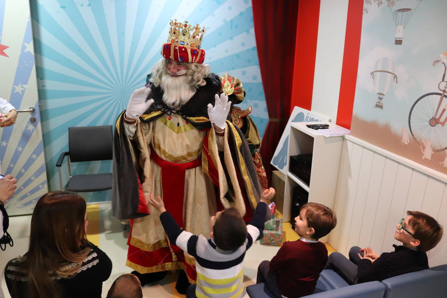 Fotos: La visita de los Reyes Magos al HUBU, en imágenes