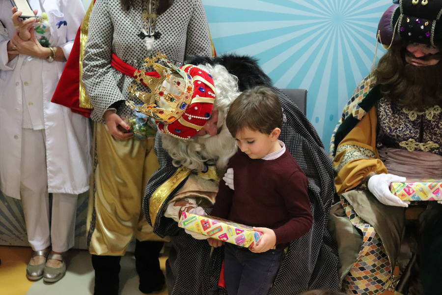 Fotos: La visita de los Reyes Magos al HUBU, en imágenes