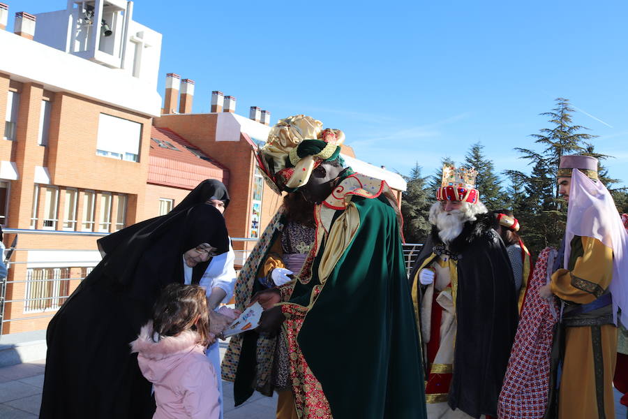 Fotos: Los Reyes Magos llegan a Burgos y visitan la residencia de ancianos Teresa Jornet