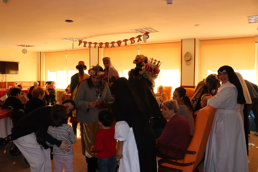 Fotos: Los Reyes Magos llegan a Burgos y visitan la residencia de ancianos Teresa Jornet