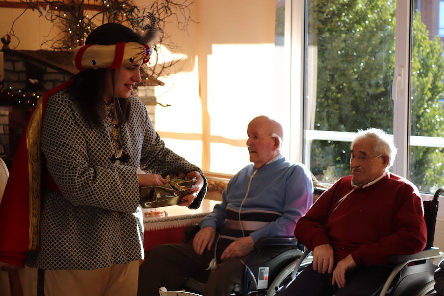 Fotos: Los Reyes Magos llegan a Burgos y visitan la residencia de ancianos Teresa Jornet