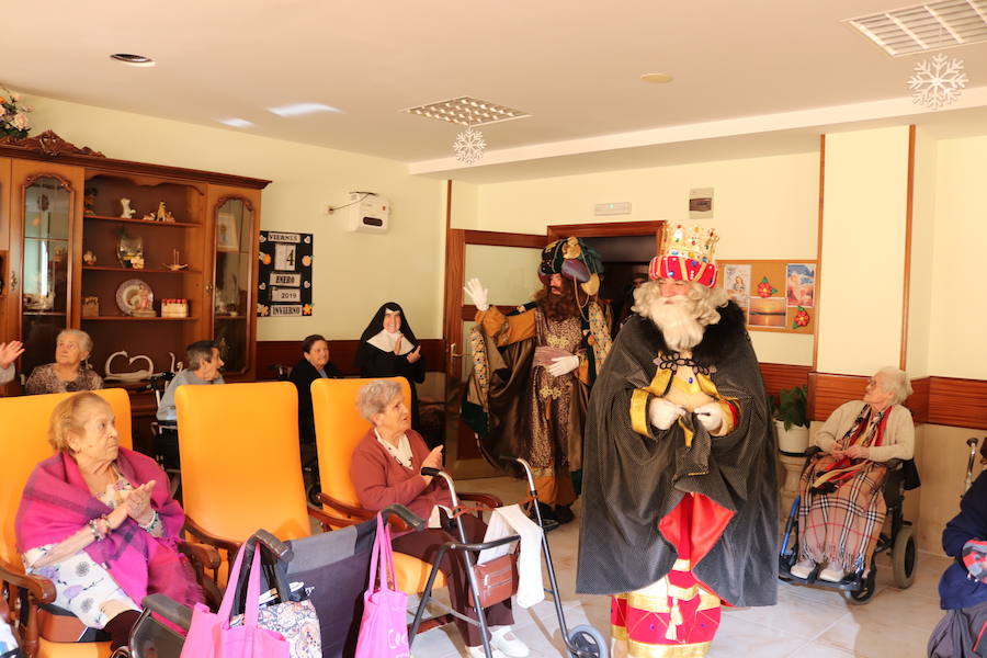 Fotos: Los Reyes Magos llegan a Burgos y visitan la residencia de ancianos Teresa Jornet