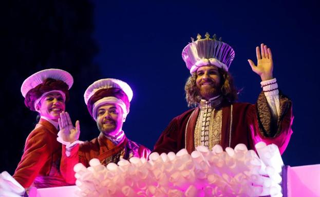 El Rey Gaspar saluda durante la tradicional cabalgata de los Reyes Magos en Madrid.