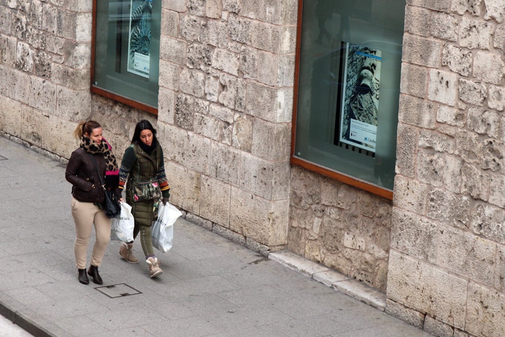 Las calles de Burgos están llenas de gente, aprovechando las rebajas y haciendo devoluciones de Reyes