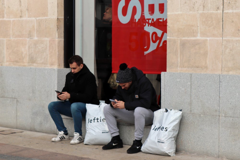 Las calles de Burgos están llenas de gente, aprovechando las rebajas y haciendo devoluciones de Reyes