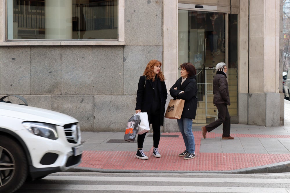 Las calles de Burgos están llenas de gente, aprovechando las rebajas y haciendo devoluciones de Reyes